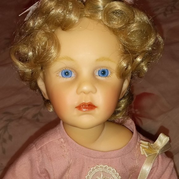 VINTAGE "MEMORIES OF CHILDHOOD" 18" MARY DOLL W/ STOOL BY RICHARD SIMMONS - Picture 5 of 16